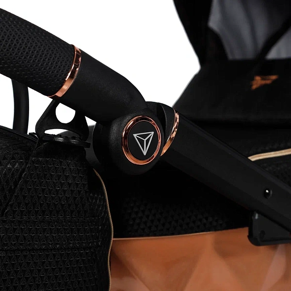 Детская коляска Junama Diamond Mirror Satin V2 3 в 1 на черной раме фото 9